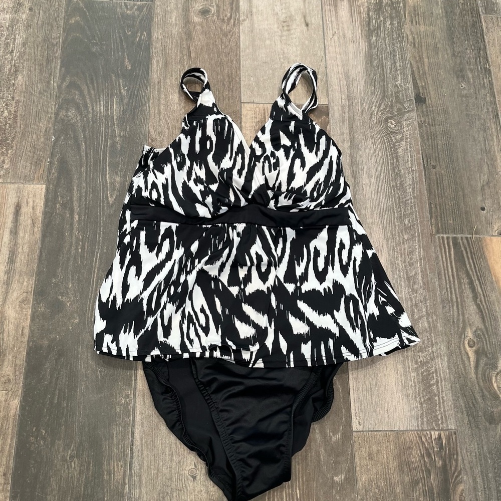 MIRACLESUIT WOMEN'S BLACK/WHITE ONE PIECE SWIMSUIT SZ 12